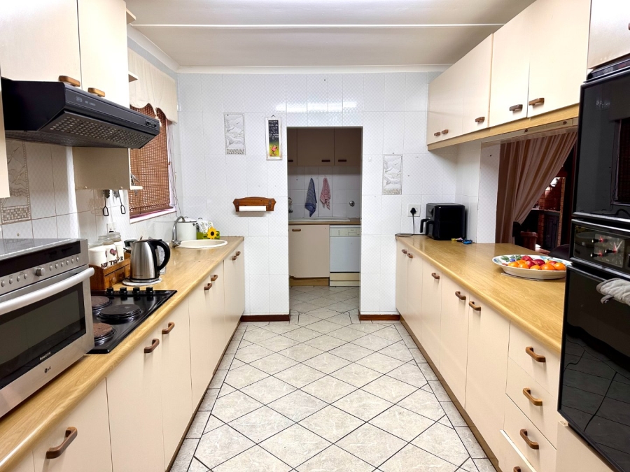 4 Bedroom Property for Sale in Glen Barrie Western Cape
